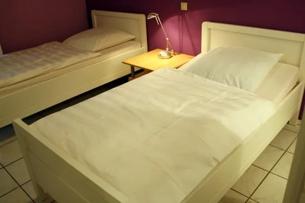 Schlafzimmer mit zwei Betten und frischer Bettwäsche