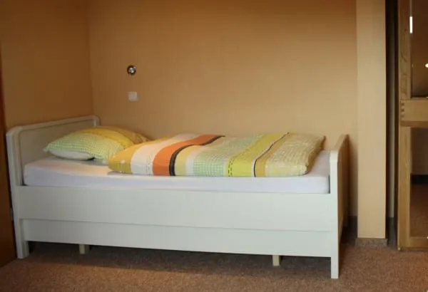 Zweites Schlafzimmer mit Einzelbett und bunter Bettwäsche